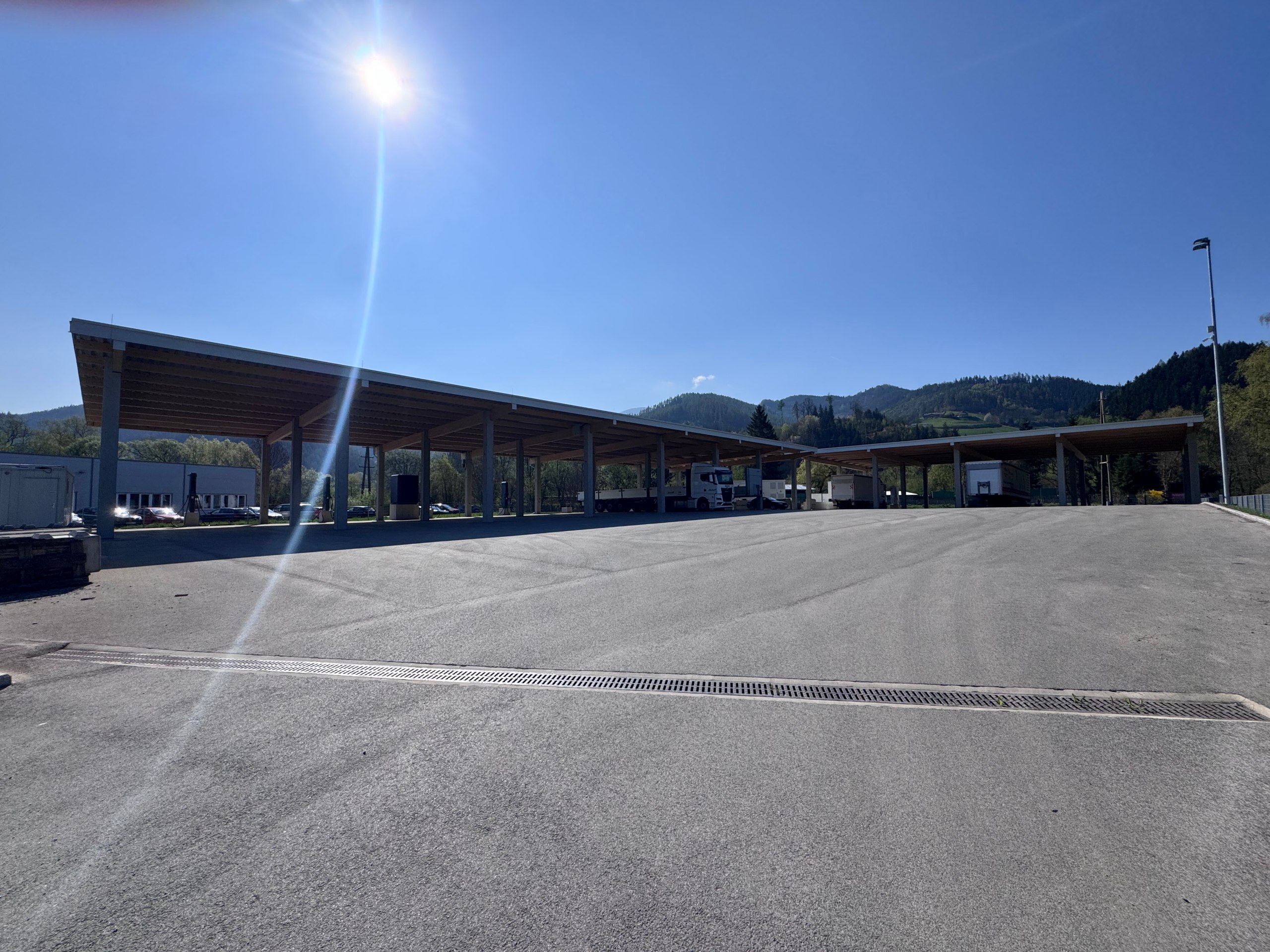 Eigener Ladepark in Kapfenberg – überdacht mit Photovoltaik