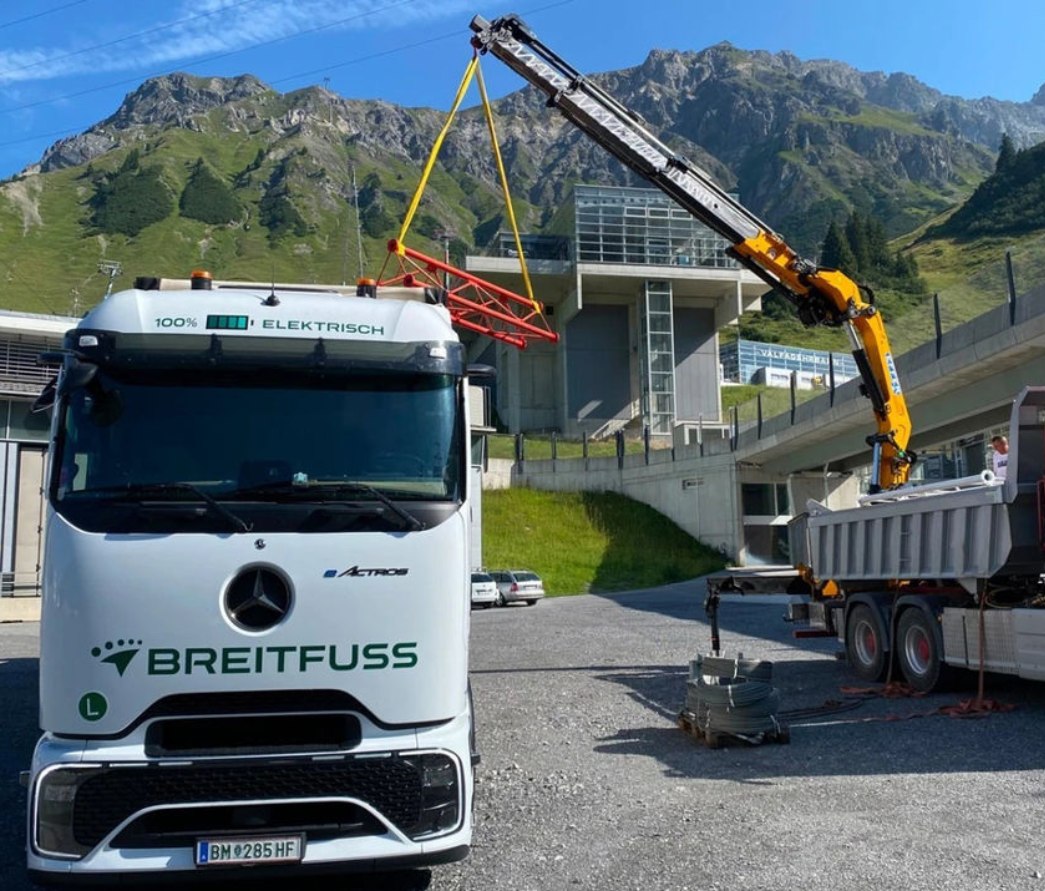 Breitfuss eActros E-Lkw Windmessmast-Transport