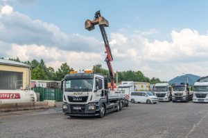 Tipper truck with loading crane